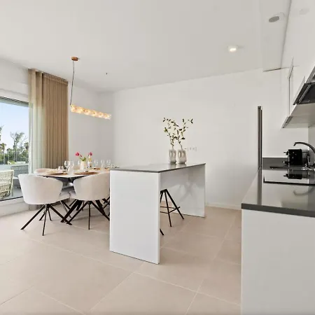 Luxury 3br Aqua Gardens - Walk To And Shared Pool Apartment