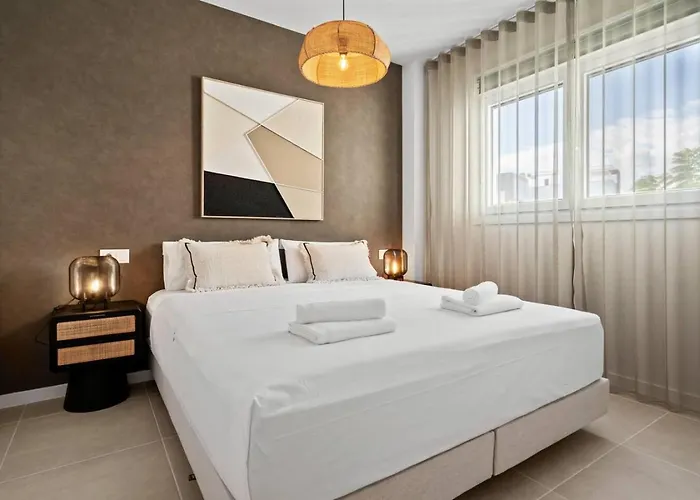 Apartment Luxury 3br Aqua Gardens - Walk To And Shared Pool *