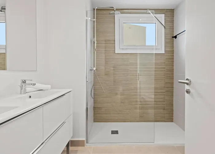 Luxury 3br Aqua Gardens - Walk To And Shared Pool *