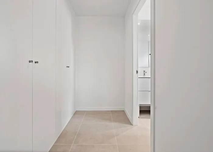 Luxury 3br Aqua Gardens - Walk To And Shared Pool *