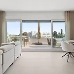Luxury 3br Aqua Gardens - Walk To And Shared Pool *