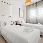 Luxury 3br Aqua Gardens - Walk To And Shared Pool