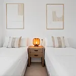 Luxury 3br Aqua Gardens - Walk To And Shared Pool Appartement *