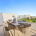 Luxury 3br Aqua Gardens - Walk To And Shared Pool