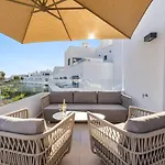 Apartment Luxury 3br Aqua Gardens - Walk To And Shared Pool