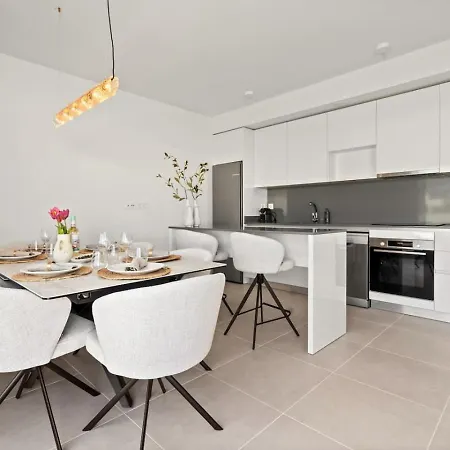 Luxury 3br Aqua Gardens - Walk To And Shared Pool Apartmán