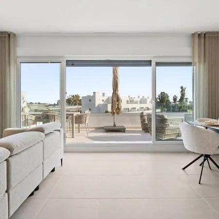 Luxury 3br Aqua Gardens - Walk To And Shared Pool *