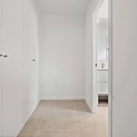 Luxury 3br Aqua Gardens - Walk To And Shared Pool *
