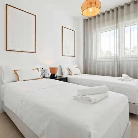 Luxury 3br Aqua Gardens - Walk To And Shared Pool