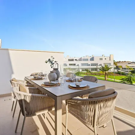 Luxury 3br Aqua Gardens - Walk To And Shared Pool