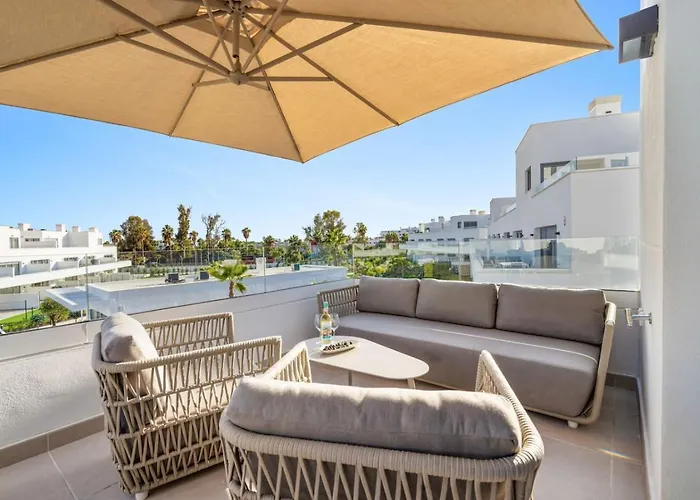 Luxury 3br Aqua Gardens - Walk To And Shared Pool 에스테포나