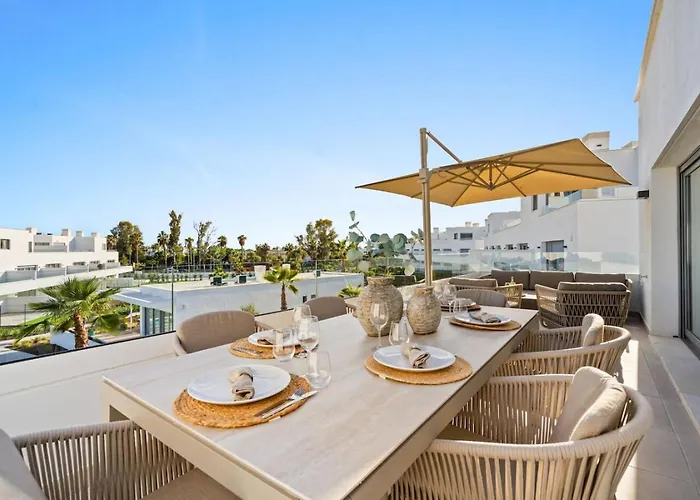 Luxury 3br Aqua Gardens - Walk To And Shared Pool 에스테포나