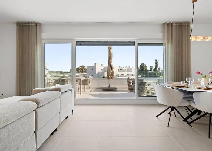 Luxury 3br Aqua Gardens - Walk To And Shared Pool *