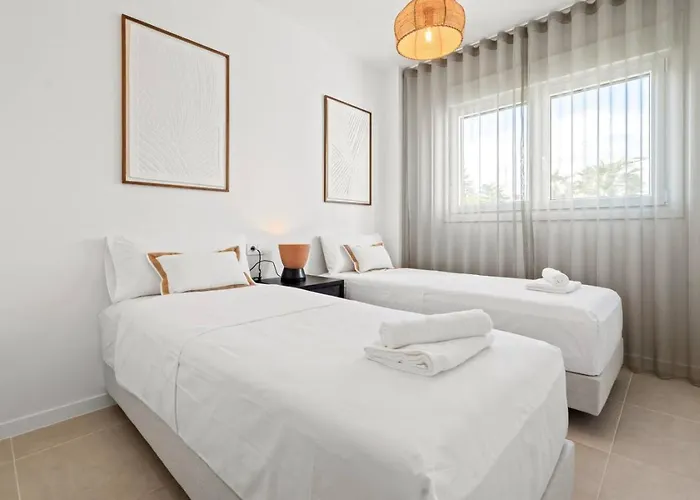 Luxury 3br Aqua Gardens - Walk To And Shared Pool