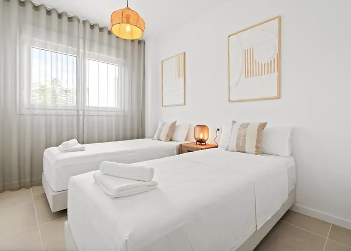 Luxury 3br Aqua Gardens - Walk To And Shared Pool * 에스테포나