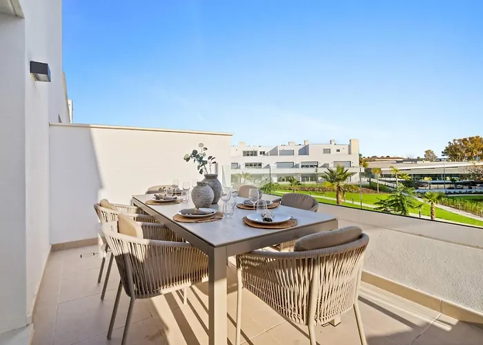 Luxury 3br Aqua Gardens - Walk To And Shared Pool